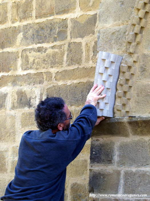 JESÚS PROBANDO UNA PIEZA DE GUARDAPOLVO AJEDREZADO